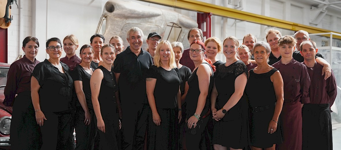 Das Team des Landgasthof Birkel steht versammelt vor dem Eingangsbereich