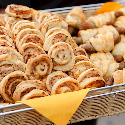Fingerfood: Herzhafte Schnecken und Würstchen im Schlafrock