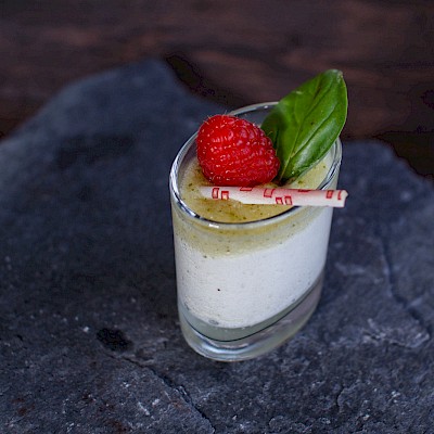 Joghurtcreme mit Basilikumpesto