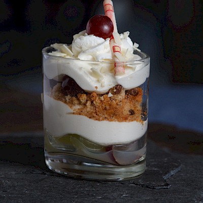 Schichtdessert mit Trauben
