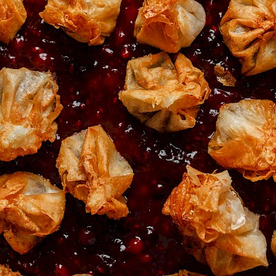 Rote Grütze mit Schokosäckchen