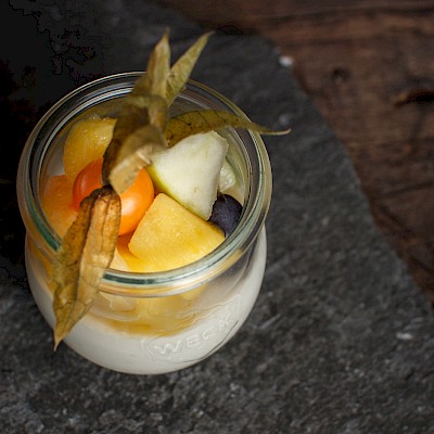 Joghurtmousse mit Früchten