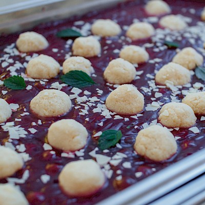 Kaltschale mit Joghurtklößchen