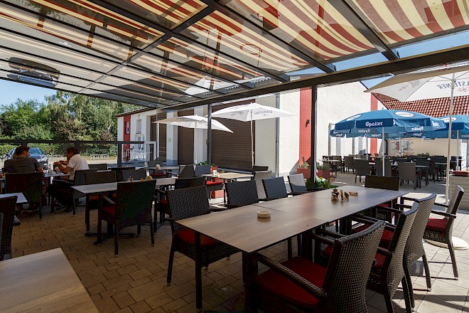 Sonnen- und regengeschützte Terrasse