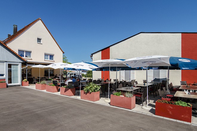 Biergarten mit einzelnen Sitzgruppen