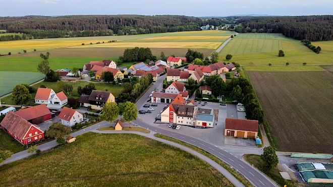 Luftaufnahme des Landgasthof Birkels eingebettet am Rand des kleinen Dorfes Lammelbach in Wiesen, Felder und Walstücke.